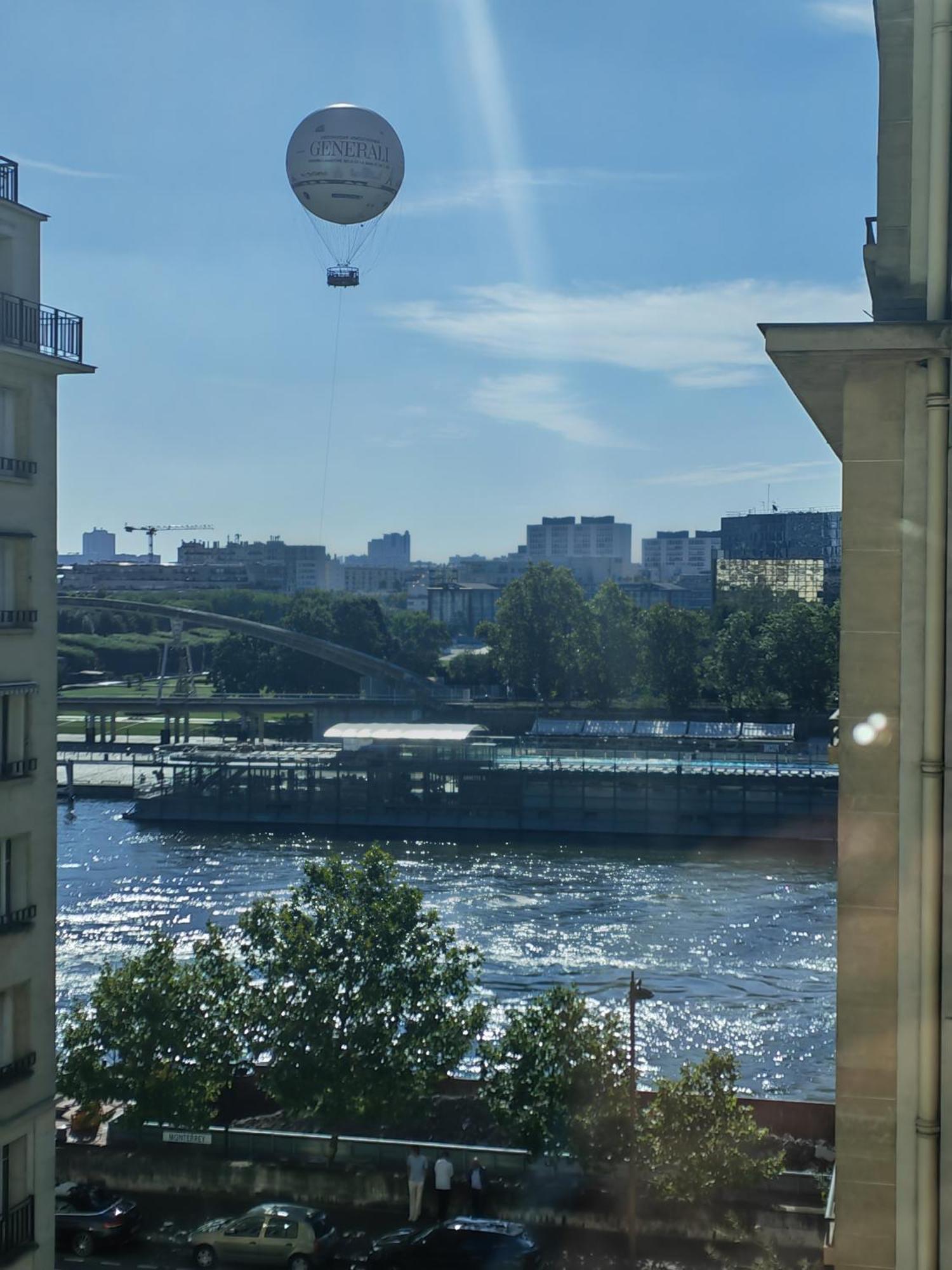 View Sur La Seine Apartment Paris Exterior photo